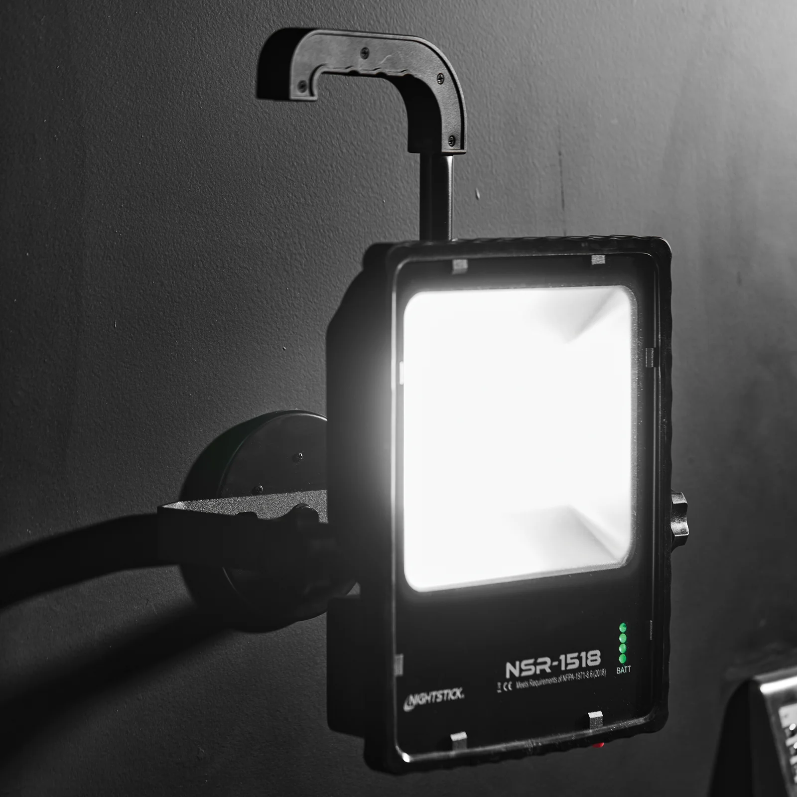 NIGHTSTICK - Luz Led Recargable de Alto Flujo Luminoso C/Base Magnetica - 360° Giro - Imagen 2